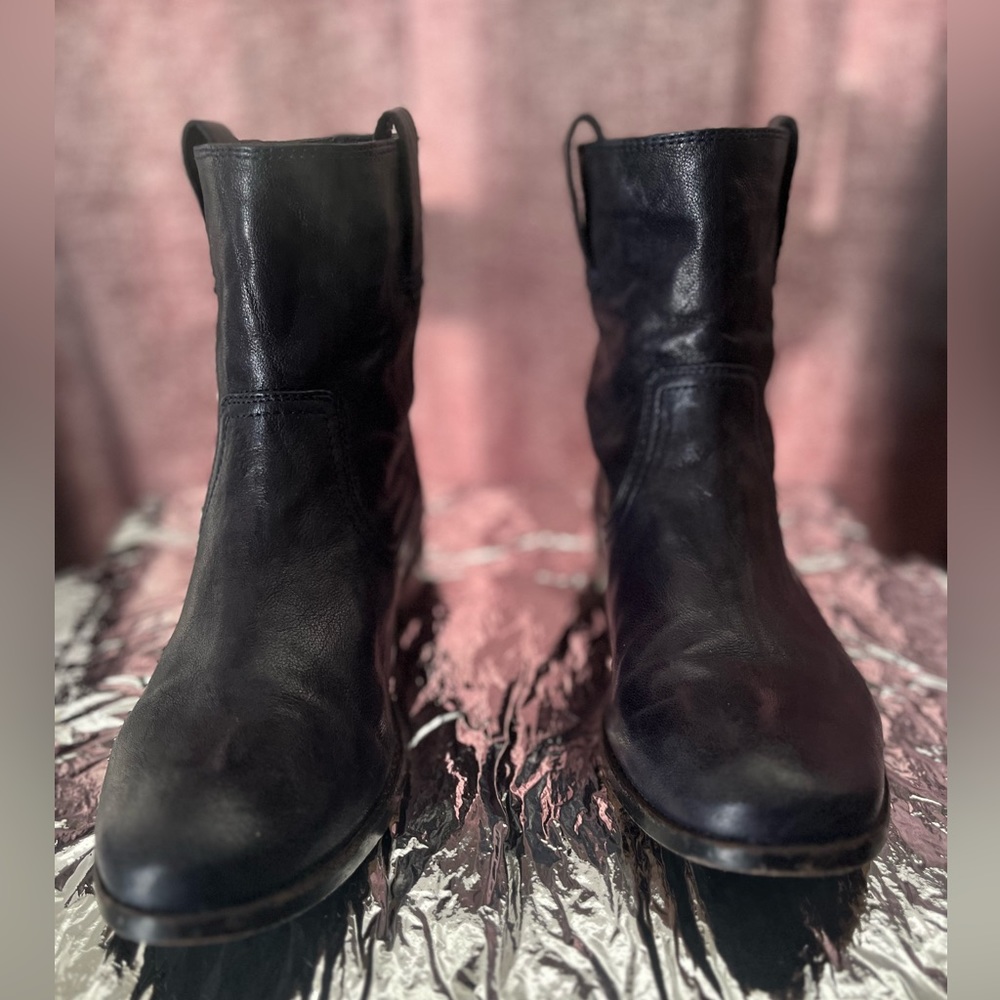 Pre loved Navy Blue Frye Low Cut Boot Size 8 1/2